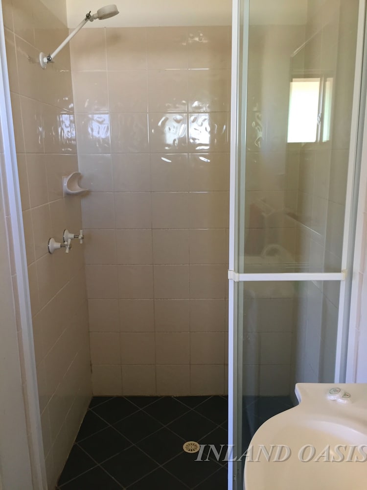 INLAND OASIS MOTEL 64/68