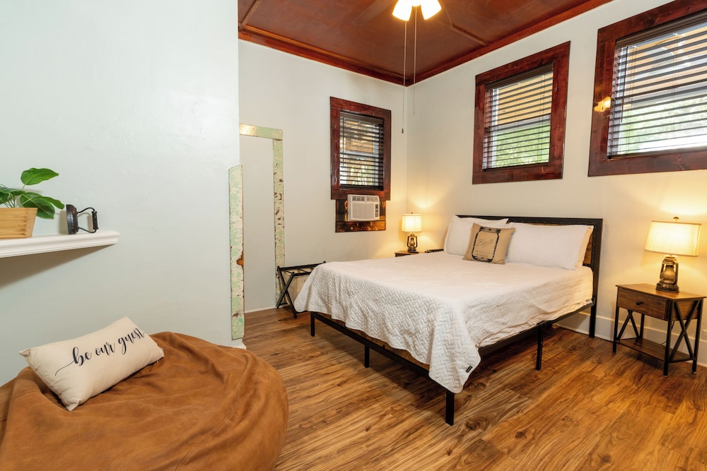 Vintage, Queen Bed