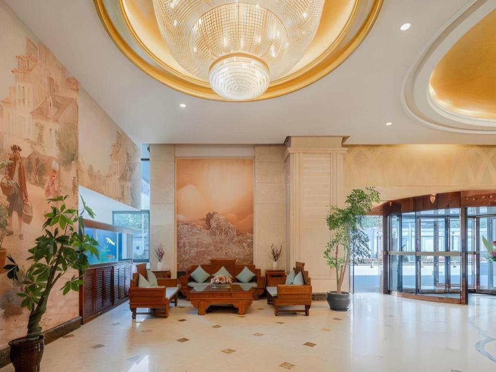 Vienna International Hotel (Shanghai Hongqiao National Exhibition and Convention Center Caobao Road) 44/47