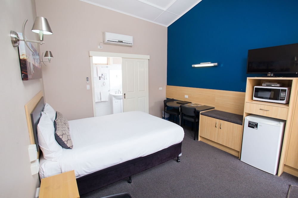 DOWNS MOTEL 15/35