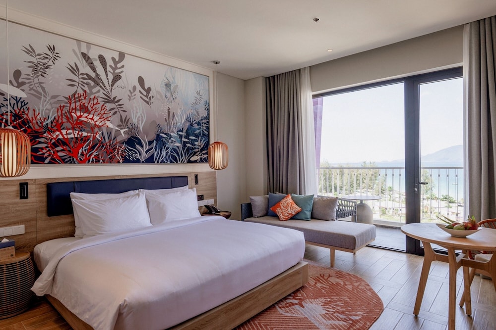 DELUXE, KING BED, OCEAN VIEW