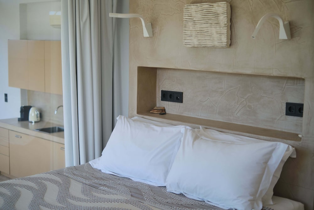 Hidden Retreats Kythera 4/50