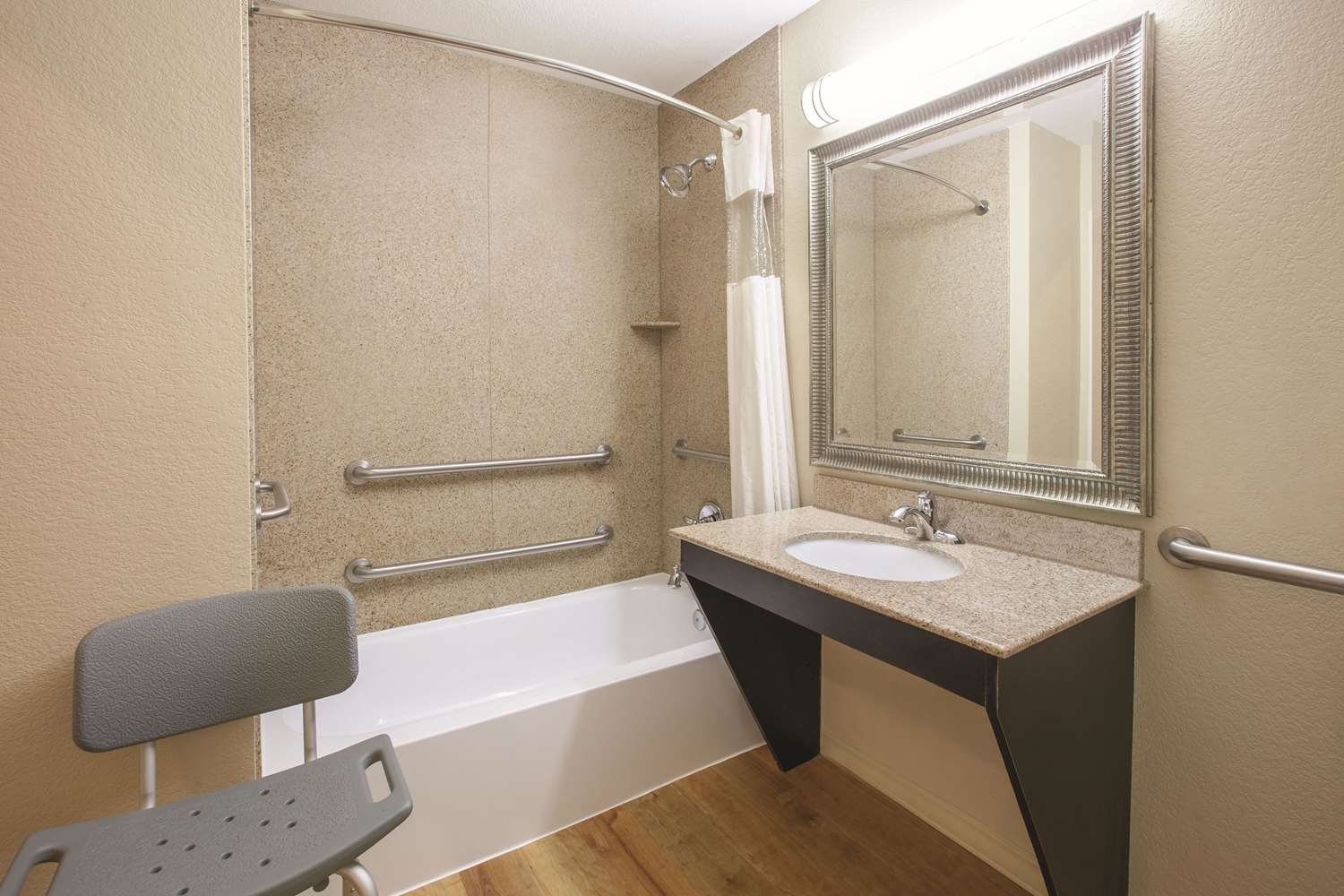 La Quinta Inn & Suites by Wyndham Garland Harbor Point 54/54
