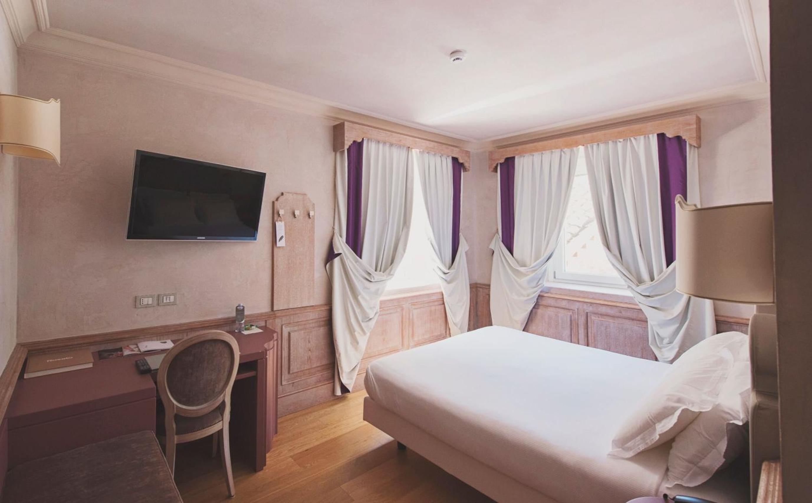 غرفة بريستيج بسرير مزدوج بإطلالة على الحديقة، Villa Lattanzi 3/9