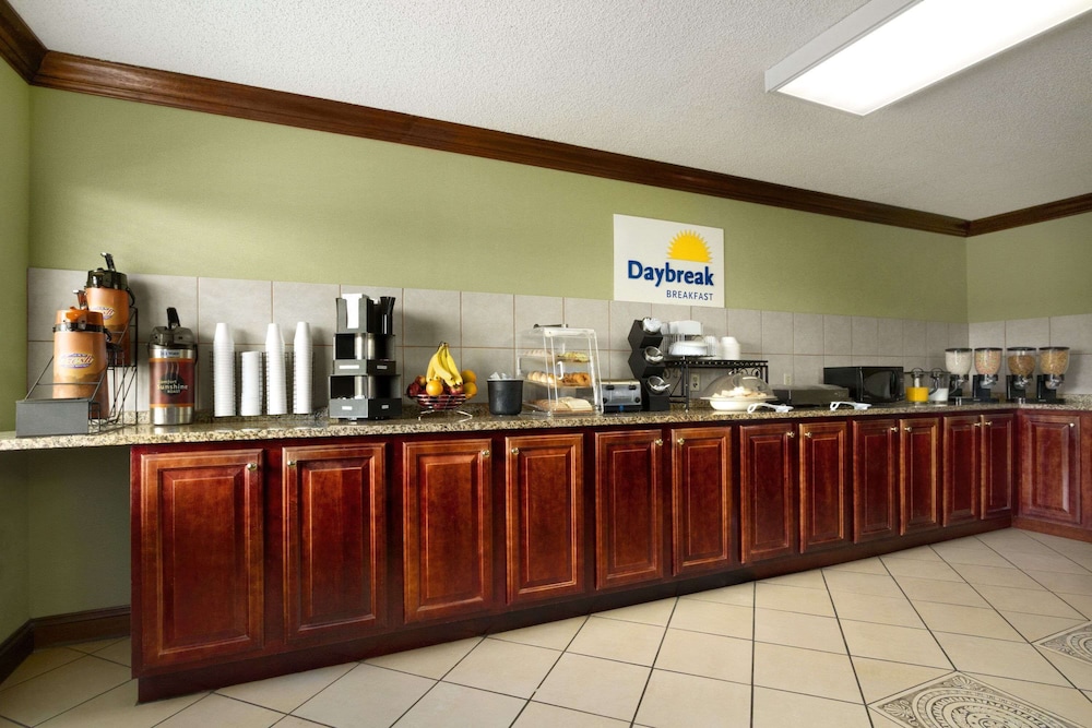 Days Inn by Wyndham Southaven MS 15/23
