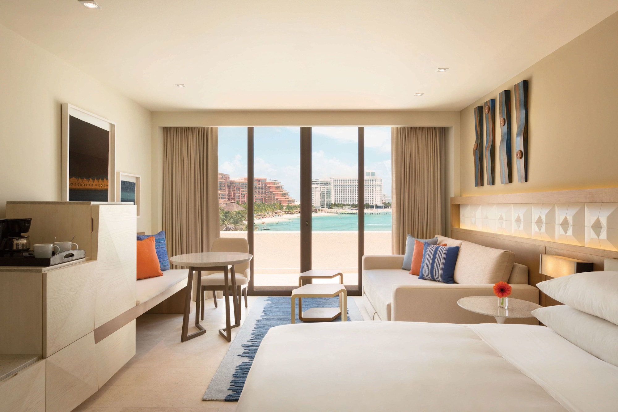 غرفة بسرير كينج بإطلالة على البحر مع أريكة، HYATT ZIVA CANCUN 2/4