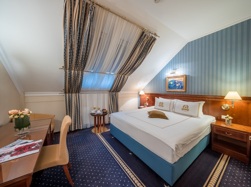 غرفة قياسية بسرير كوين، Waldinger Hotel 5/8