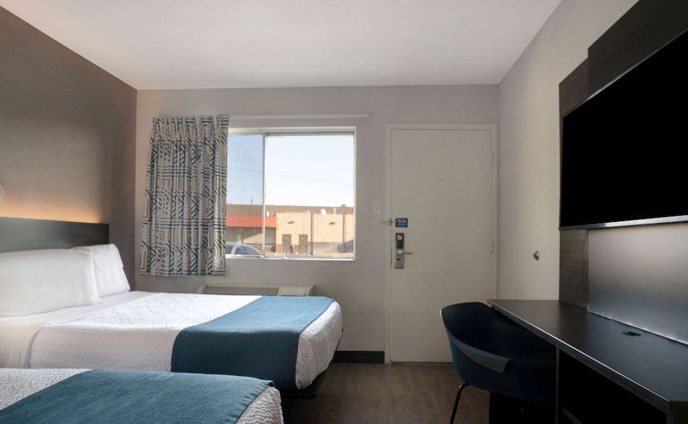 Motel6 Bakersfield, CA - South 35/54