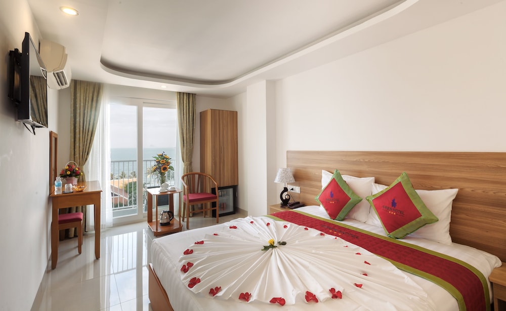 DELUXE, DOUBLE OR TWIN BED, SEA VIEW, BALCONY