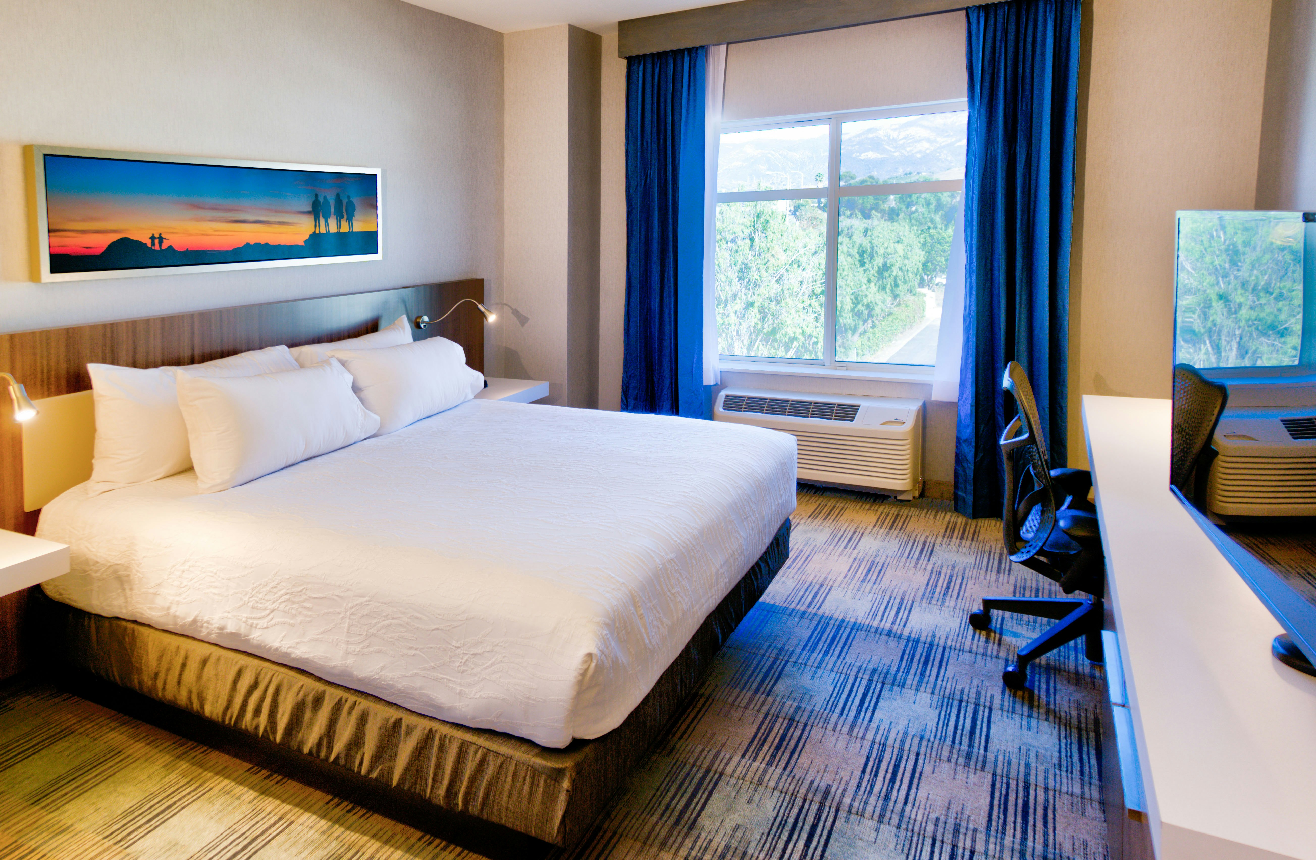 غرفة بسرير كينج بإطلالة على الجبل بشرفة، Hilton Garden Inn Santa Barbara/Goleta 2/10
