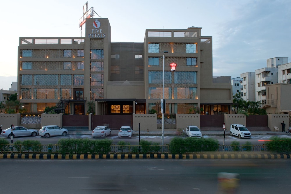 Five Petals Hotel & Banquets 1/24