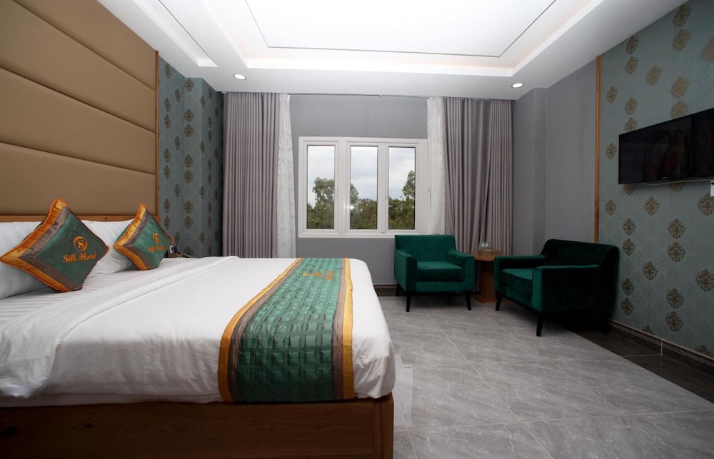 RedDoorz Plus near Tan Son Nhat airport 2 25/50