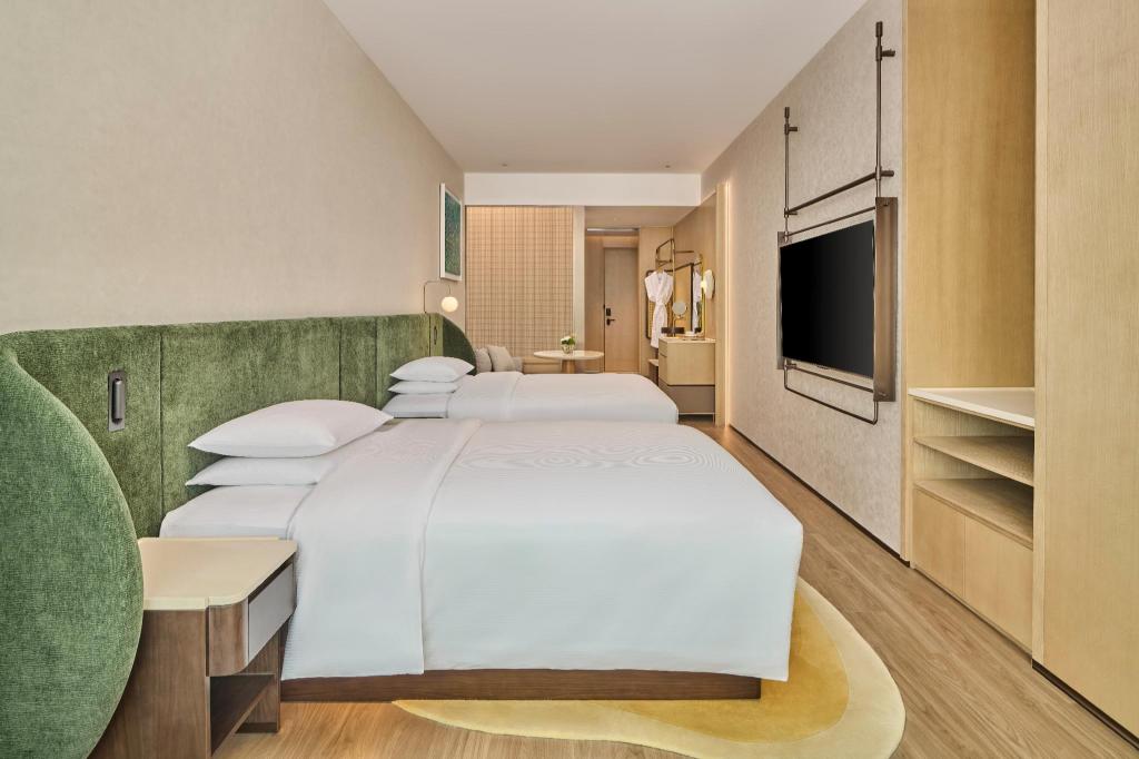 GUEST ROOM, TWIN BEDS, CITY VIEW