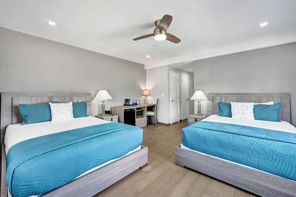 ROOM, 2 DOUBLE BEDS, CITY VIEW, CORNER