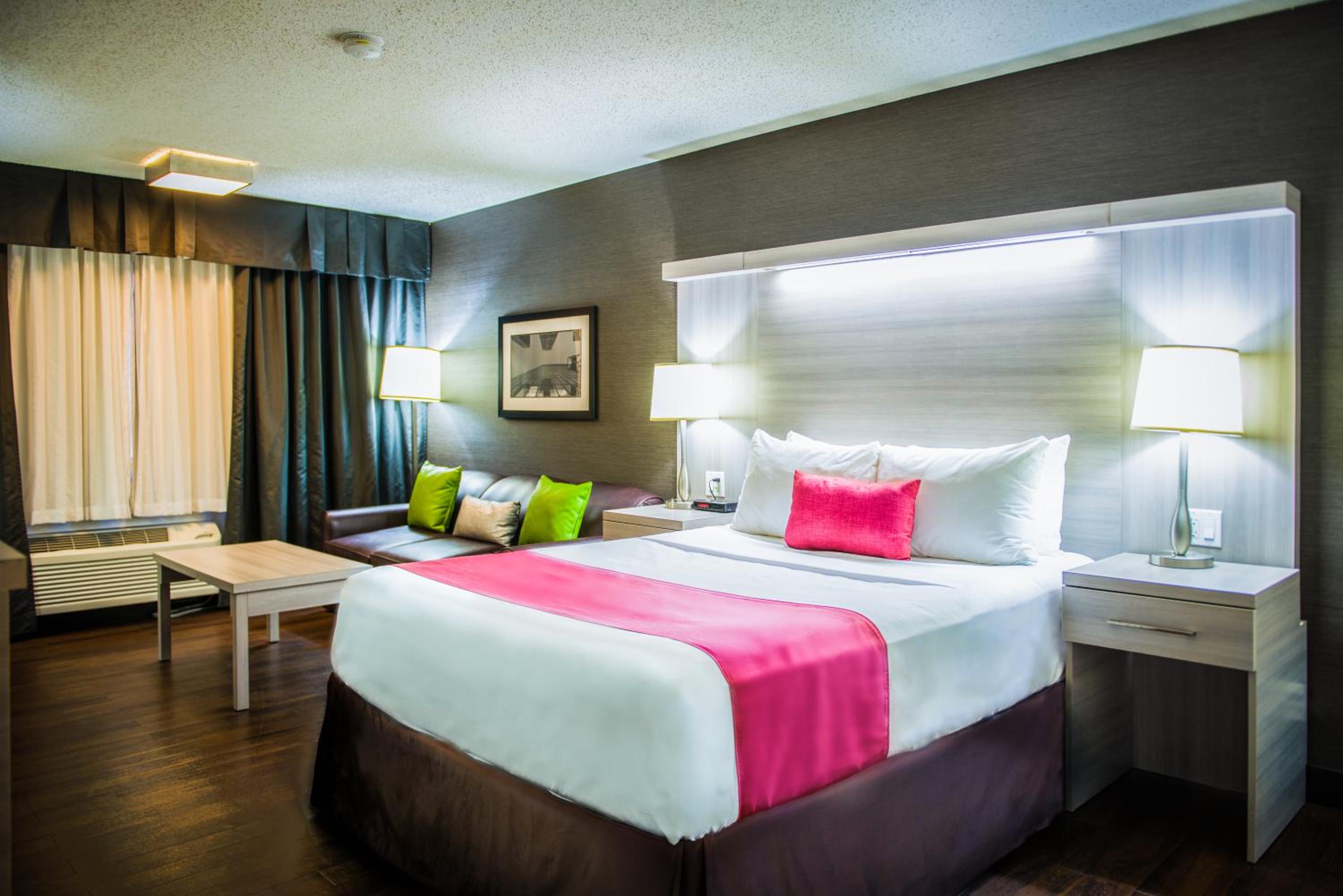 غرفة بسرير كوين يُسمح فيها بالحيوانات الأليفة، Village Park Inn Calgary 3/7