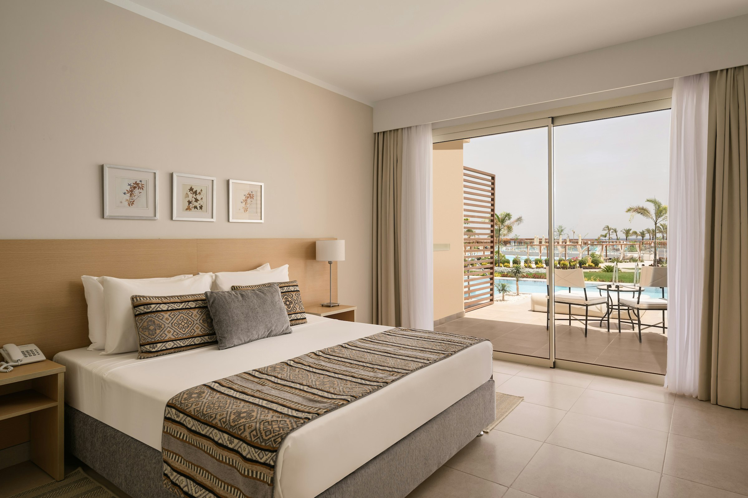 2 Bedrooms, Swim Up, Family Suite