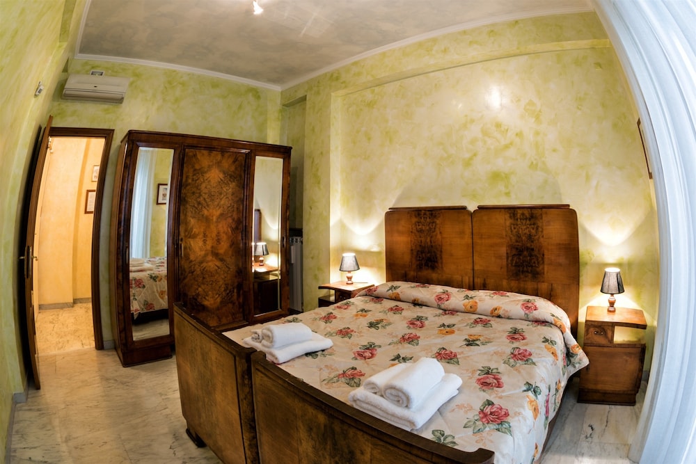 ROOM, TRIPLE, SHARED BATHROOM