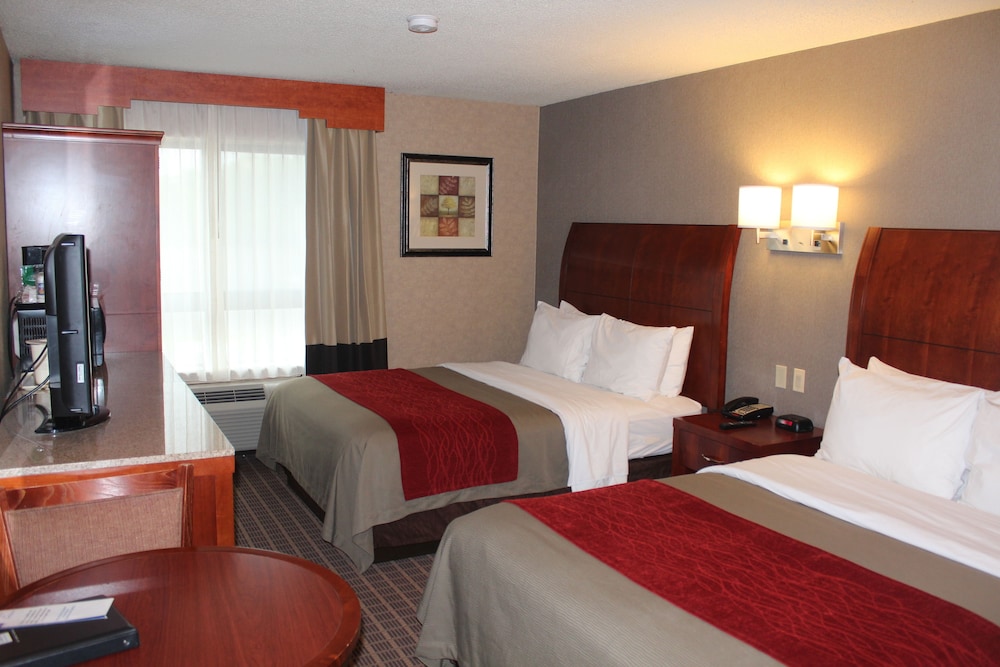 Comfort Inn & Suites West Springfield, MA 12/35