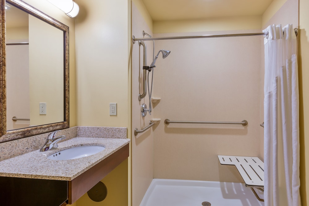 Holiday Inn Express Hotel and Suites Salina 14/62