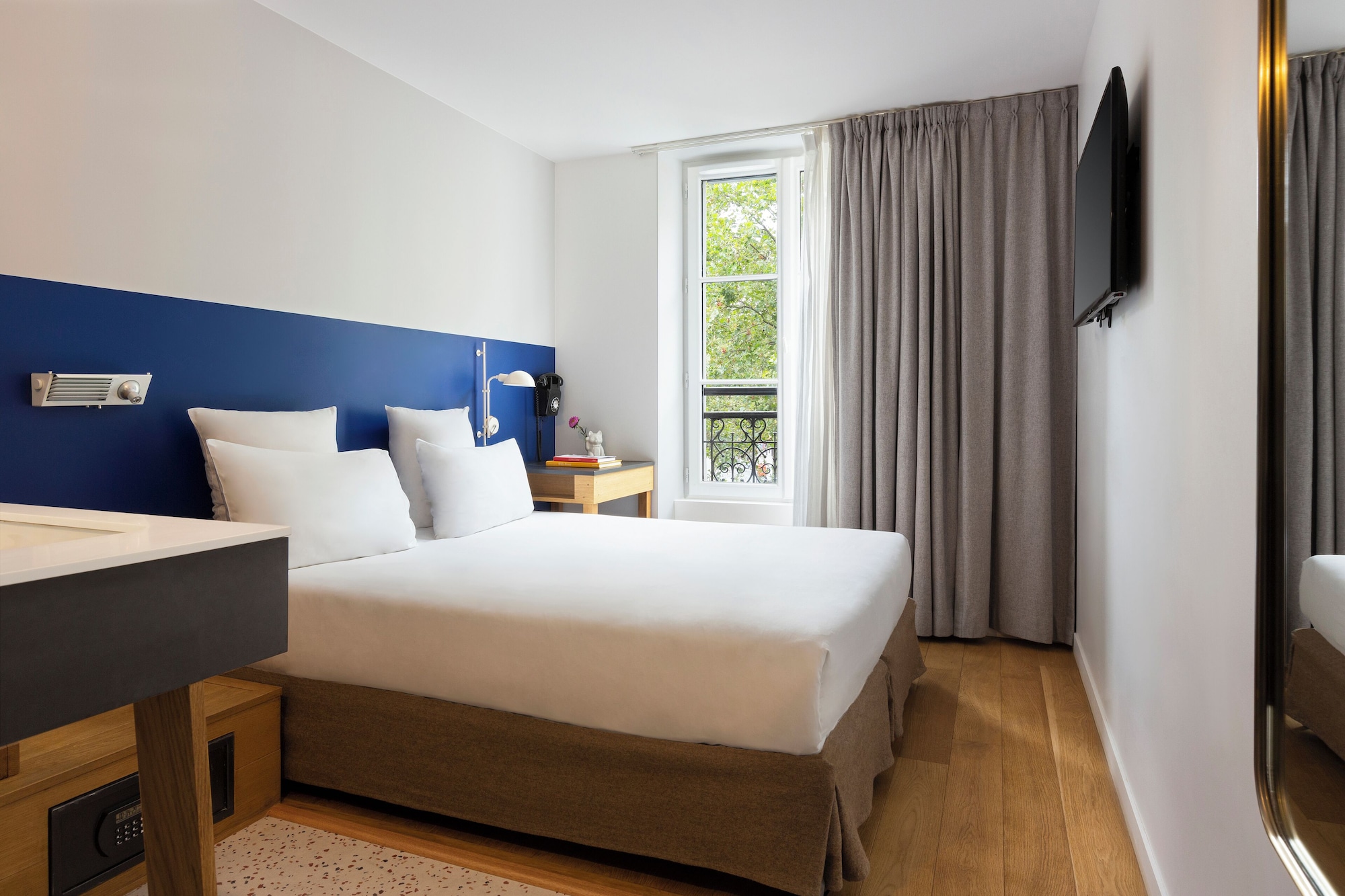 Room, Single, Queen Bed, No Elevator, Bathtub