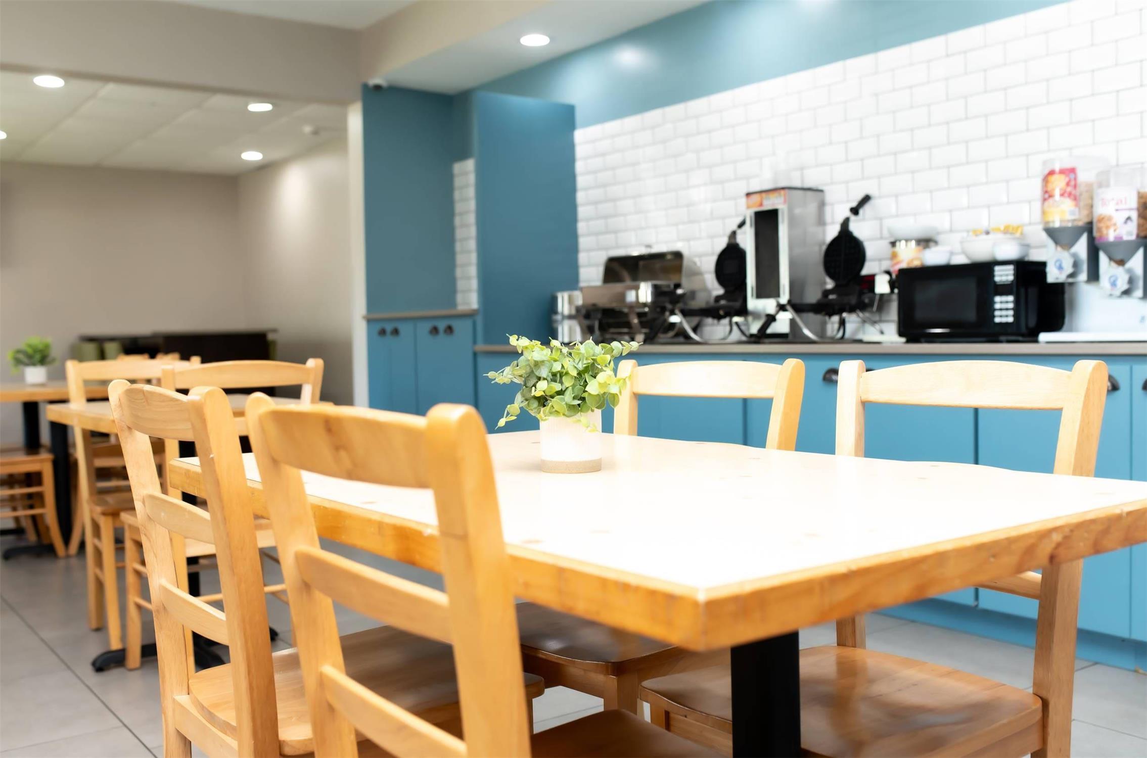 Country Inn and Suites by Radisson Prairie du Chien 30/36