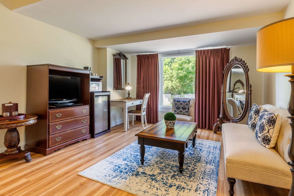 The Carriage House Inn Newport 34/44