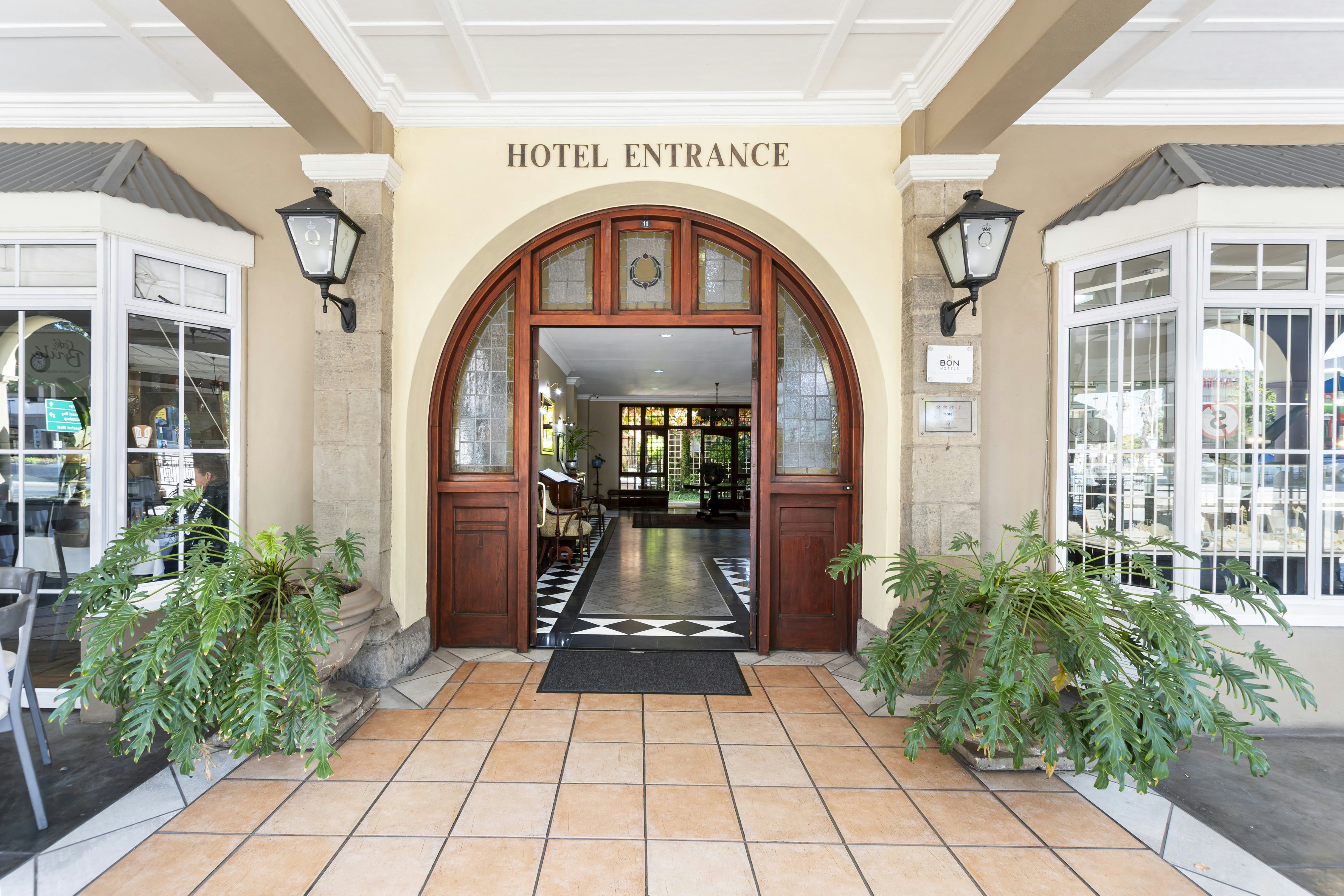 Queen's Hotel by BON Hotels 1/43