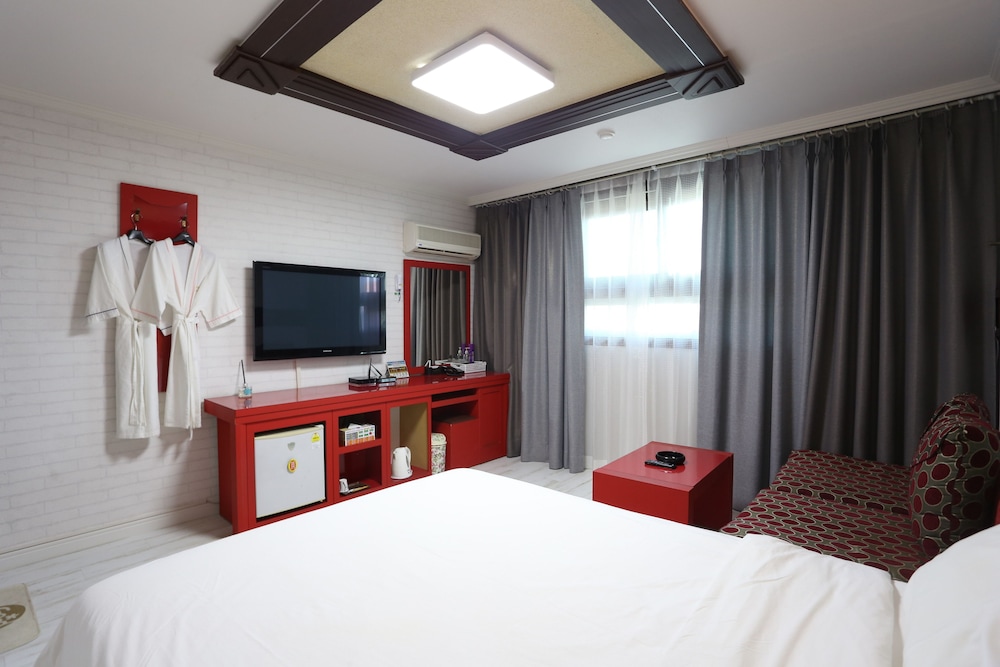 Paradais Motel 12/27