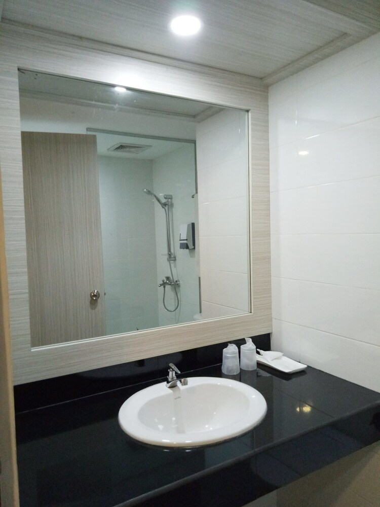 The K Hotel 23/48