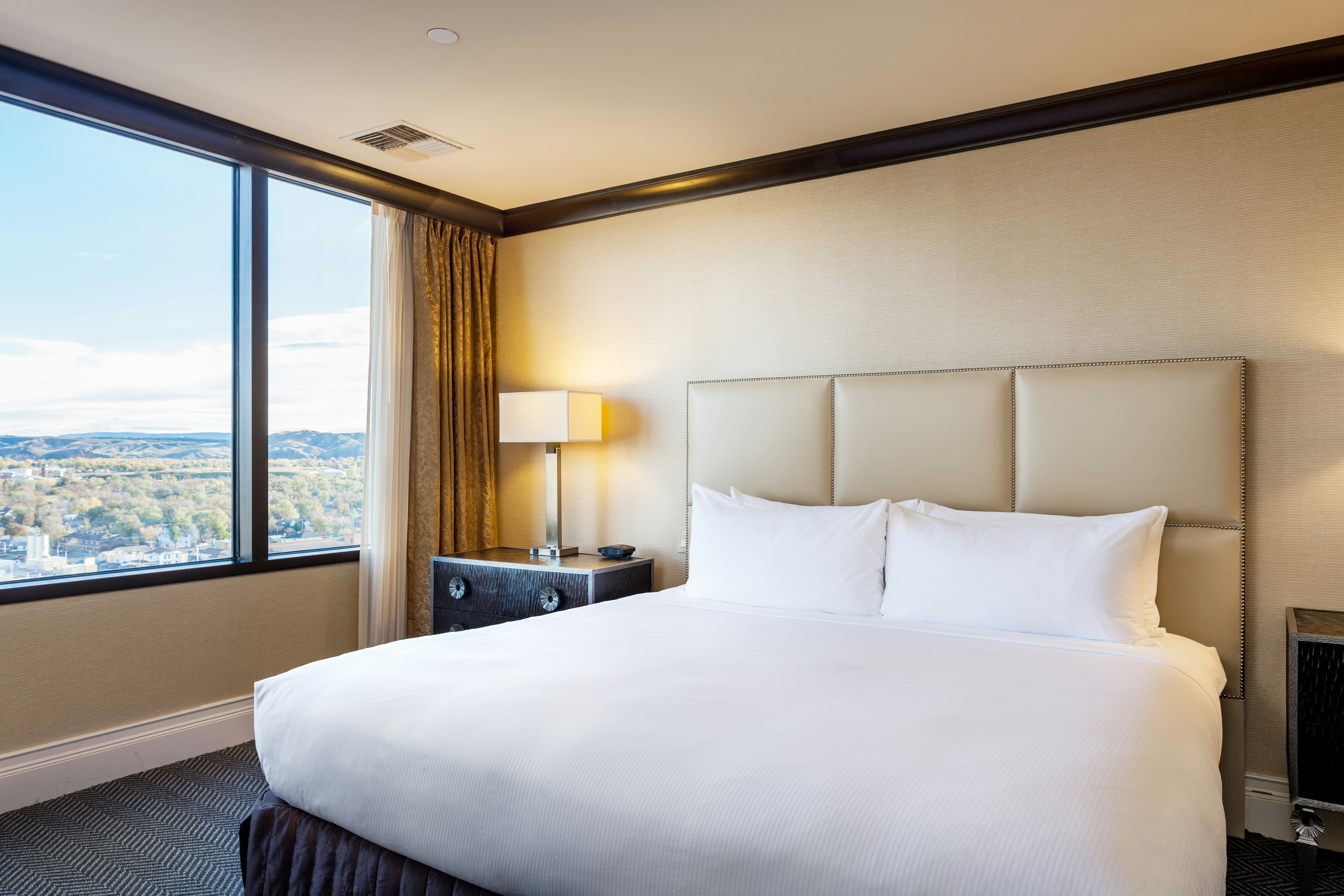 ROOM, KING BED