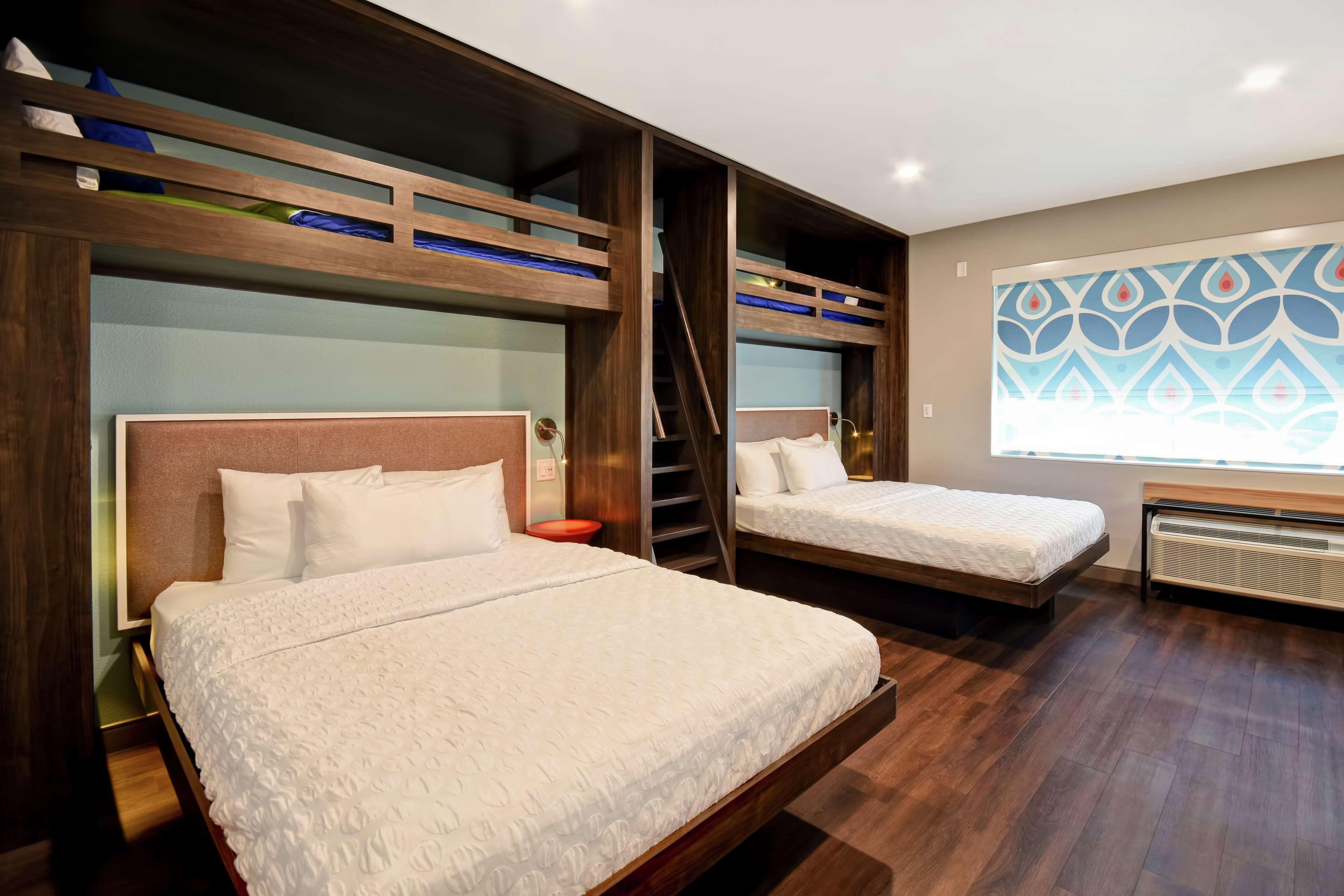ROOM, 2 QUEEN BEDS, SINGLE BED, ACCESSIBLE