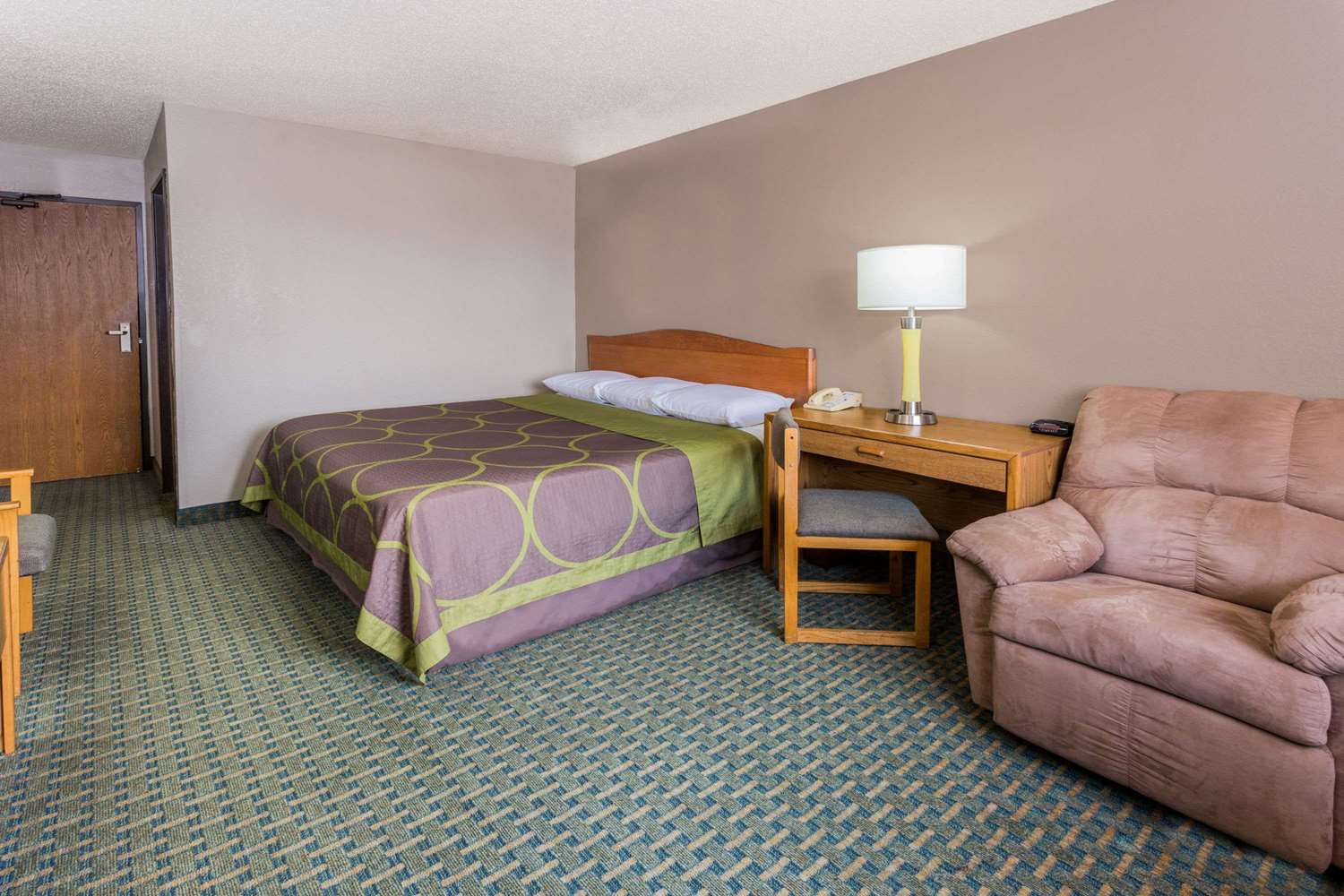 Super 8 By Wyndham St. Charles 8/16