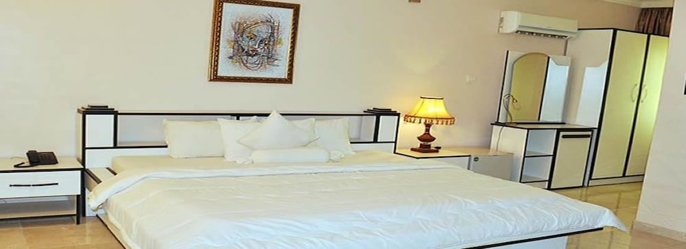 Royalview Hotel And Suites 13/62