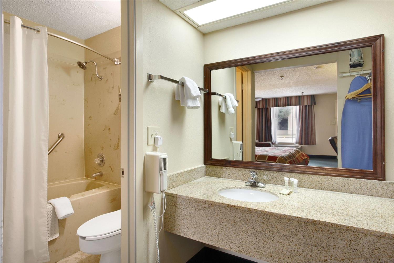 Super 8 By Wyndham New Iberia 4/4