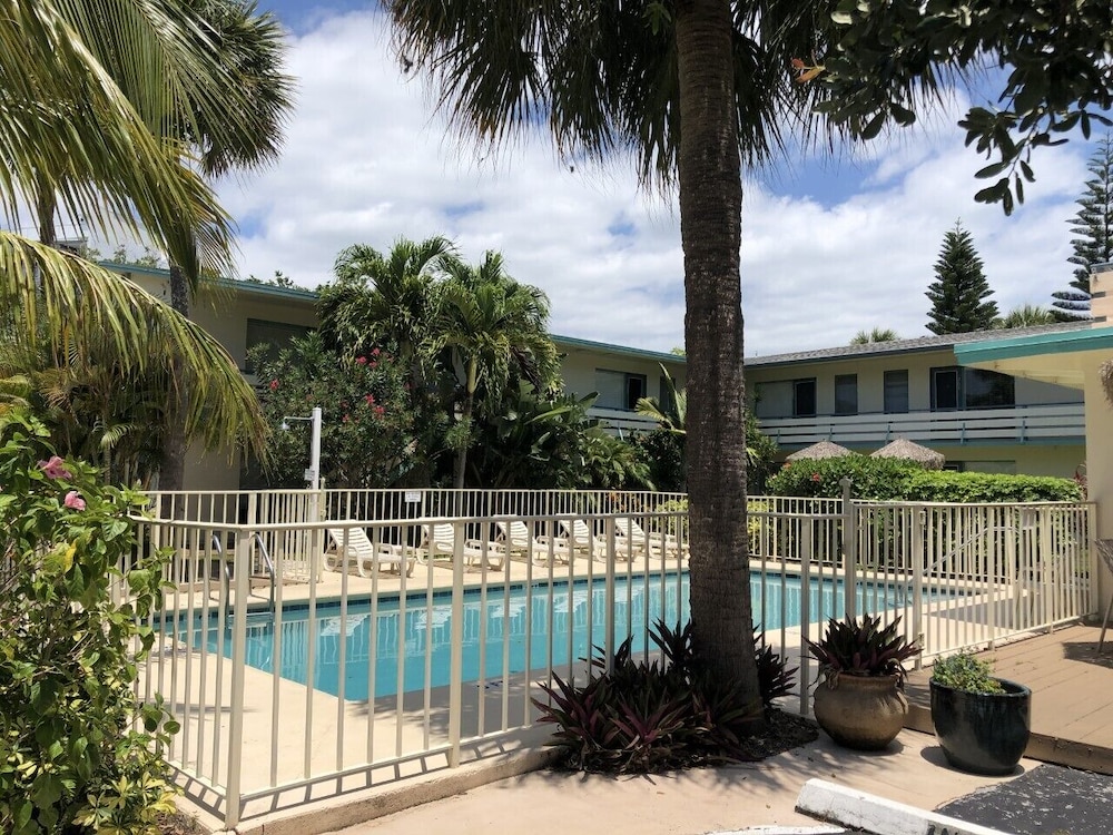Seaspray Surf Lodge 9/56