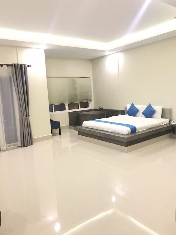 DELUXE, SUITE, POOL VIEW