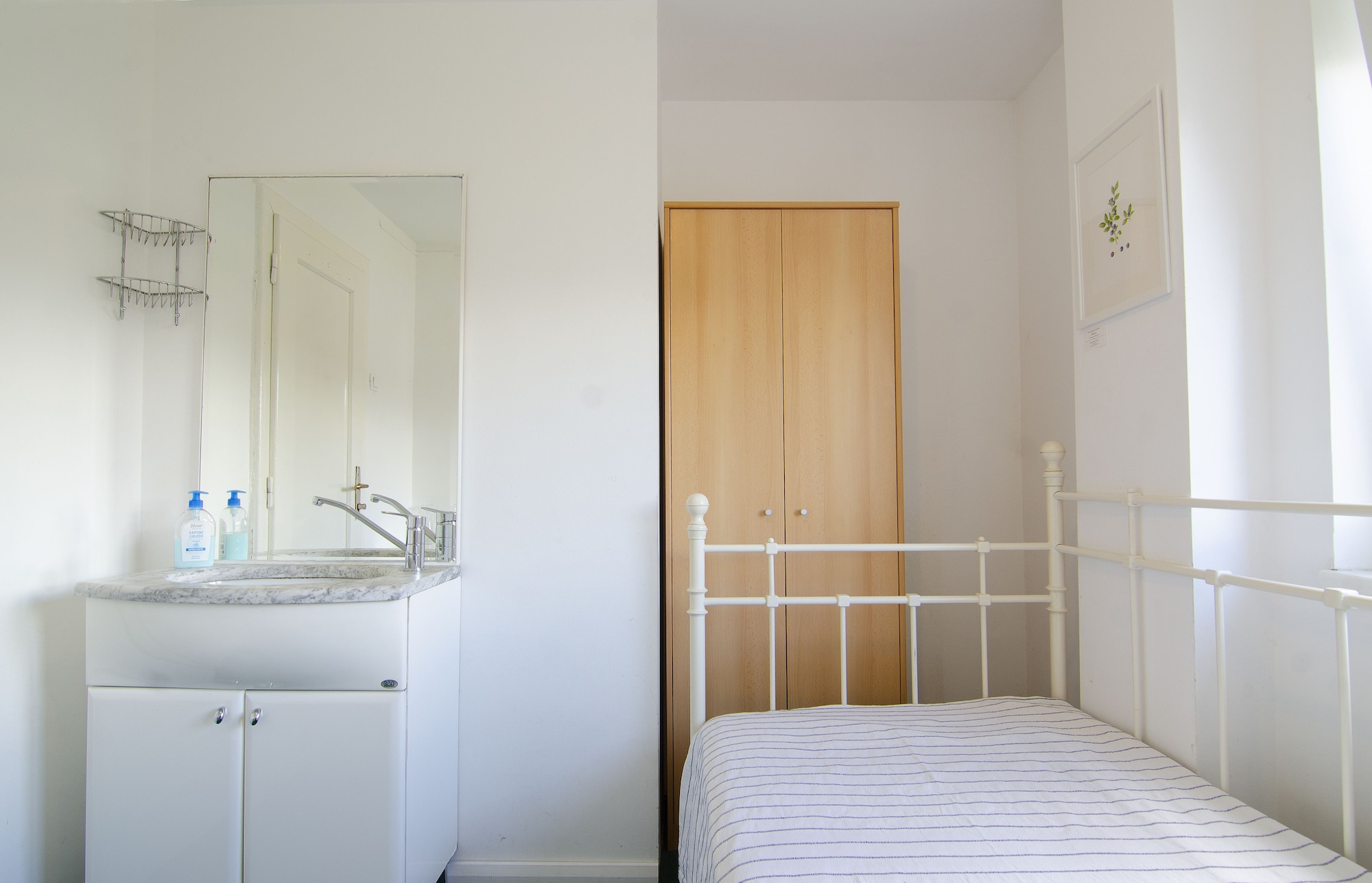 ROOM, SINGLE, SHARED BATHROOM