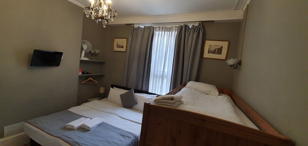 Ebury House Hotel 41/50