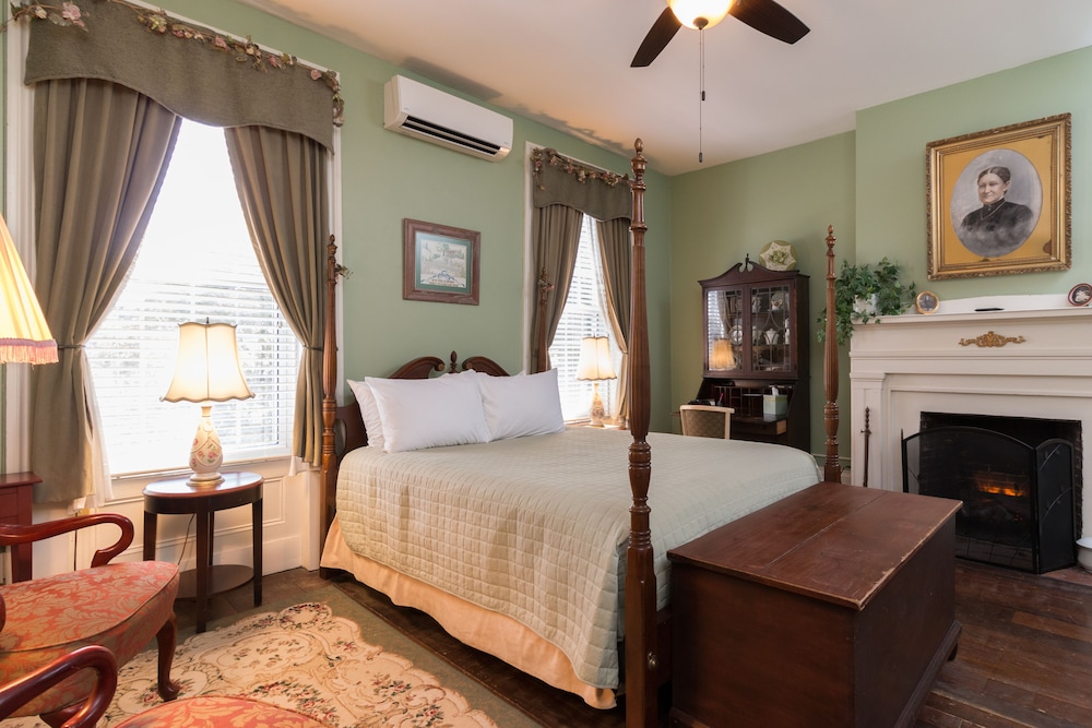 Classic, Queen Bed, Private Bathroom