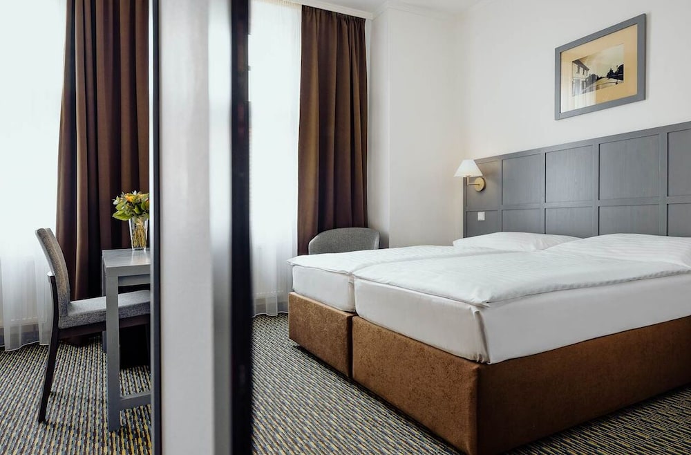Central Hotel 12/47