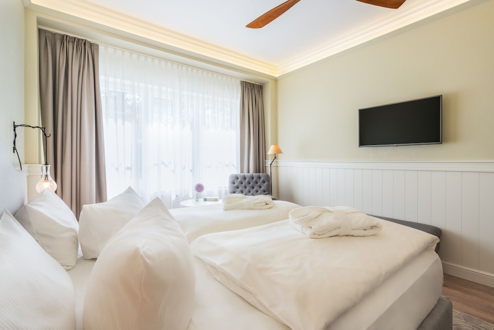 Superior, King Bed, Land View