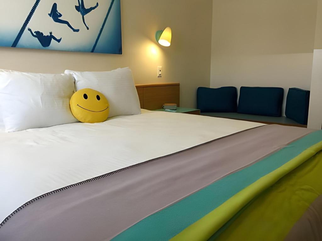 DELUXE, KING BED