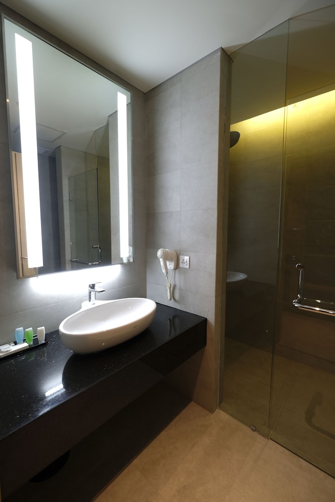 Hotel Ayola Lippo Cikarang 20/60