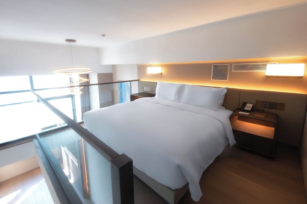 LOFT, EXECUTIVE, KING BED