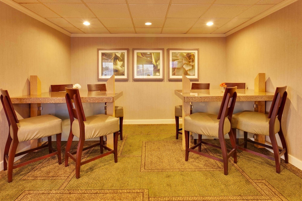 La Quinta Inn And Suites By Wyndham Plattsburgh 31/38