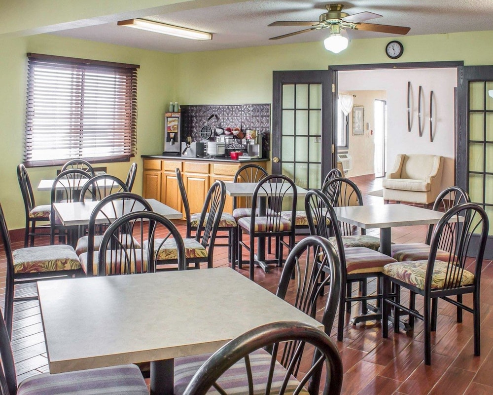 Econo Lodge Ames 17/21