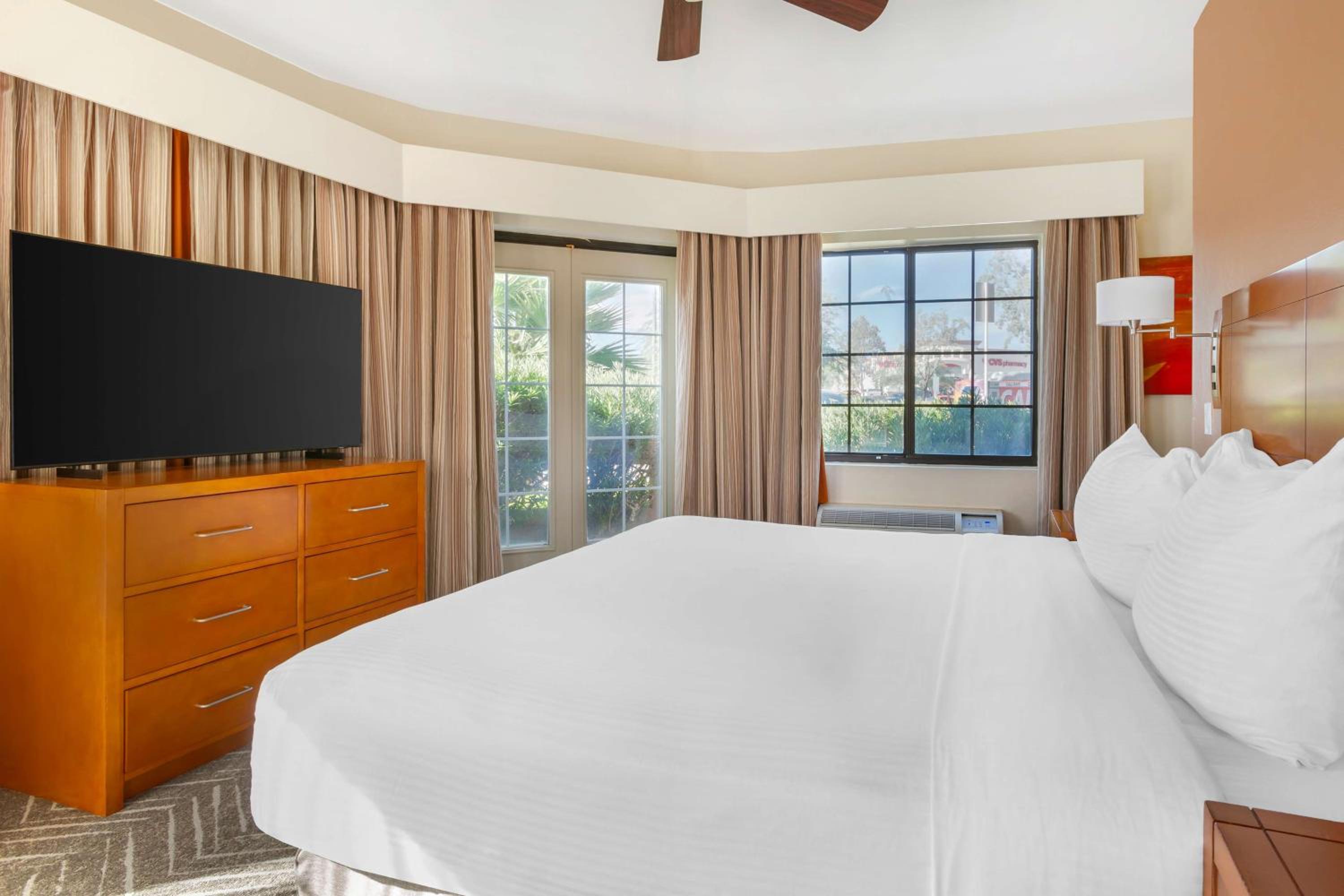 جناح بسرير كينج وسريرين كينج بغرفتي نوم مع أريكة، Hilton Vacation Club Varsity Club Tucson 5/10