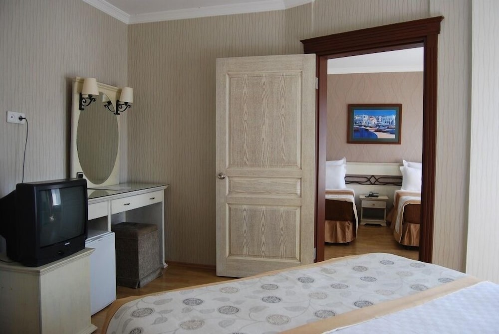 Romance Hotel 22/82
