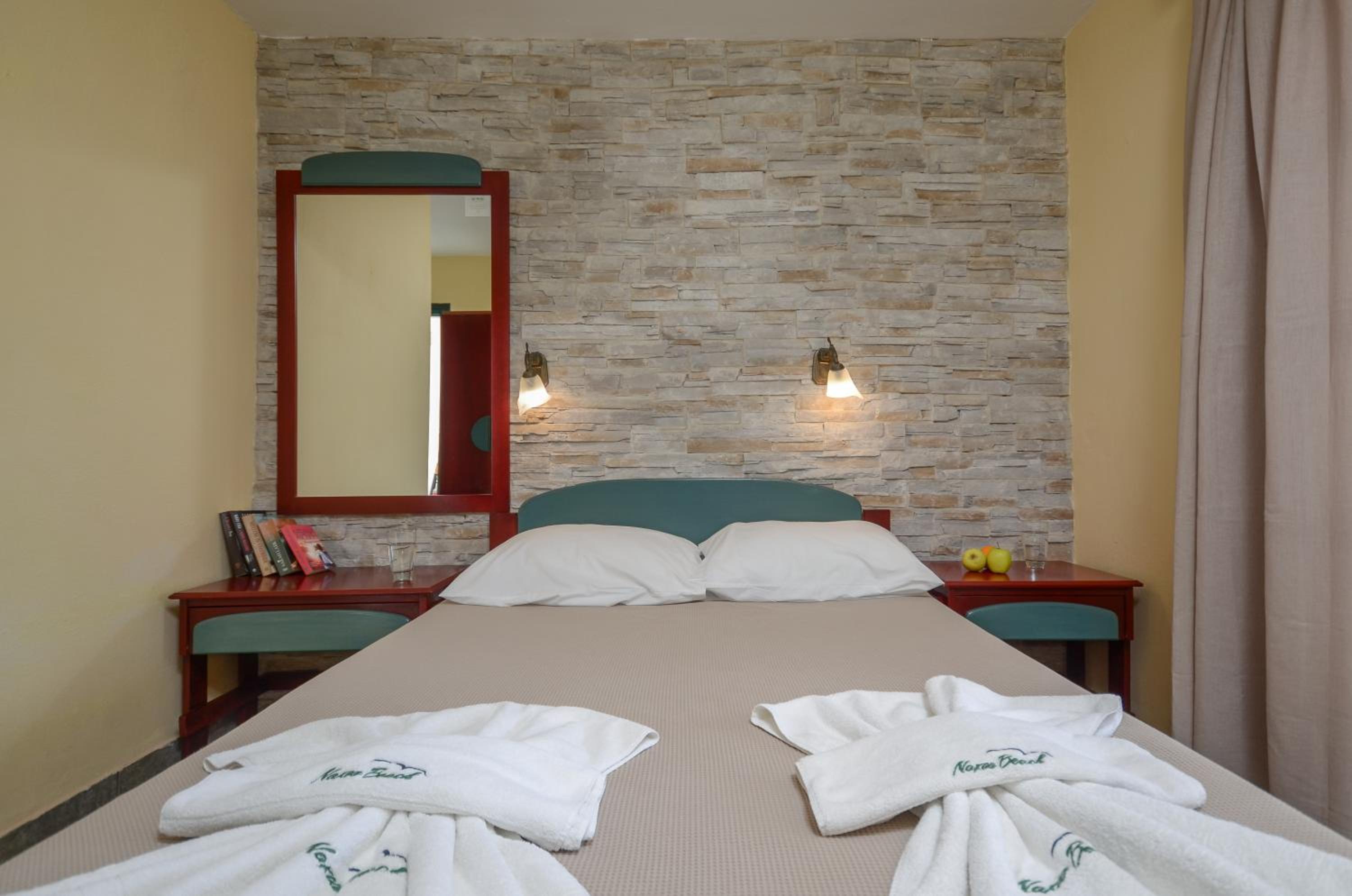 ROOM, DOUBLE BED