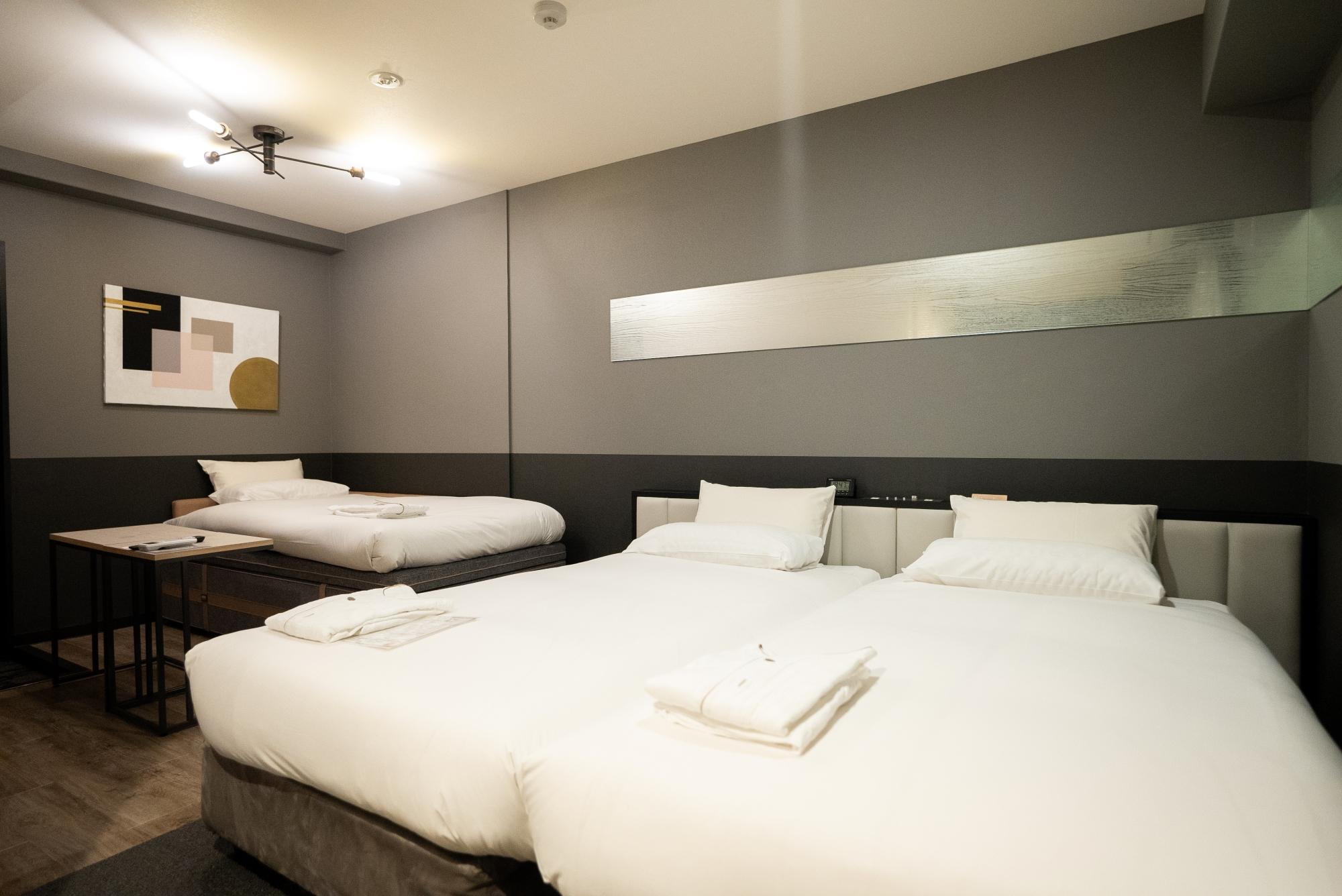 Hollywood, Twin Beds, 3 Beds